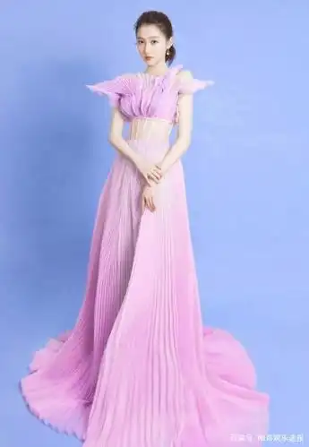 关晓彤穿"扇子晚礼服"秀身材?当她扭身的那一刻:真是"便宜"鹿晗!