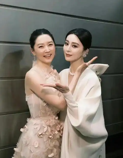 中韩女明星合影最大区别是口红色号韩女唯爱裸色676767