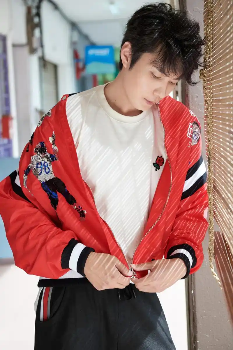 演员艾伦allen亮相国际华语电影节 蓝色丝绒西装优雅绅士_高清图集