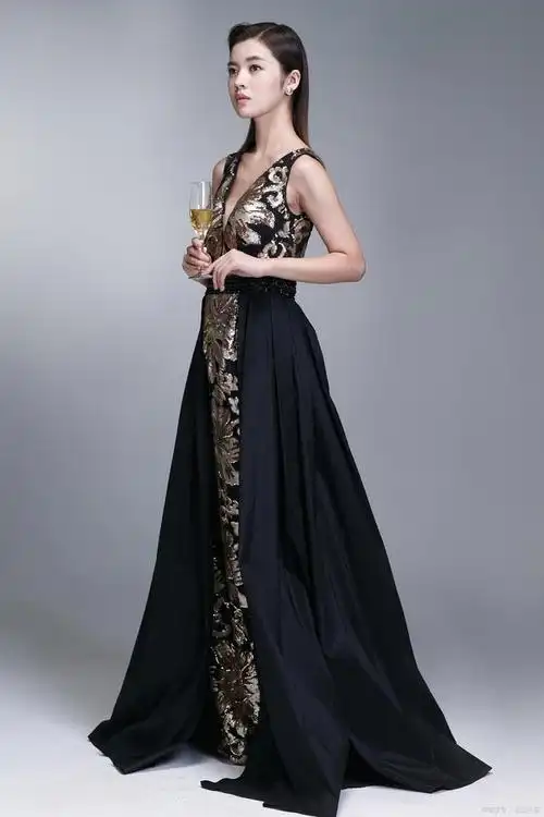 打造优雅的晚宴造型:黑色礼服的搭配技巧