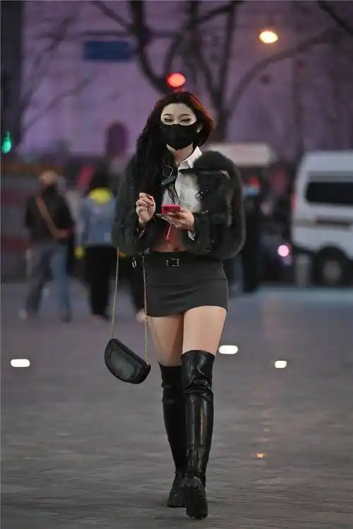 什么样的搭配更好,你喜欢什么风格的搭配,这位美女选择黑色的过膝长靴