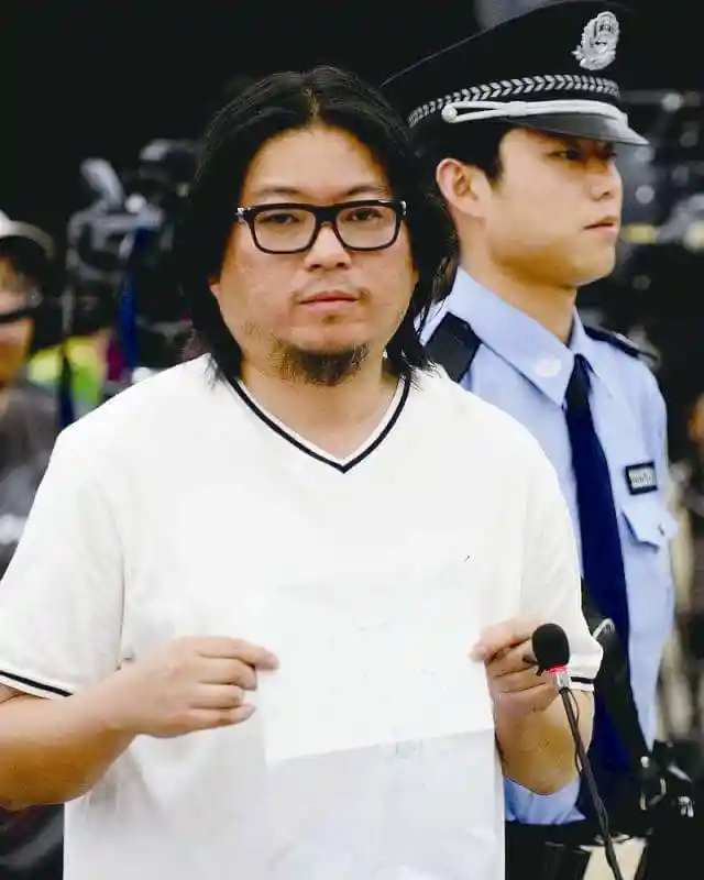 高晓松微博回应国籍问题,其实我们应该叫一声高晓松同志!