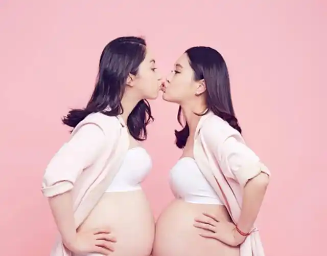 董璇关悦是能一起拍孕照的过硬友谊.董璇关悦穿孕妇睡衣.