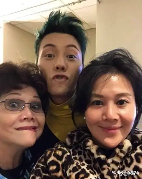 陈伟霆在单亲家庭长大曾嫌弃母亲没面子毕业礼上故意避开家人