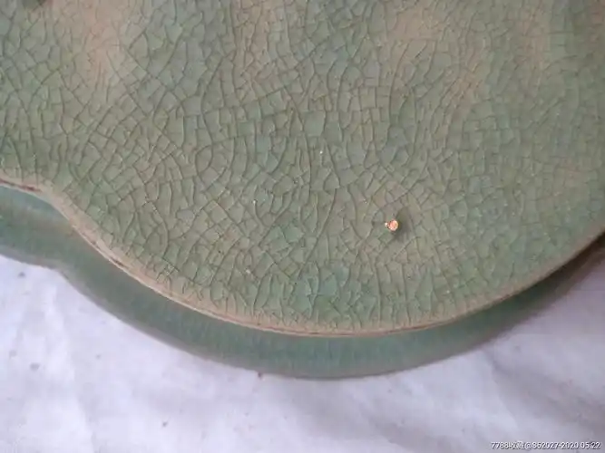 宋代临汝窑双鱼纹海棠形洗.长22.4厘米,宽17.8厘米,高3.6厘米.