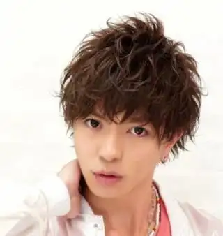 刘海发型凌乱的齐遮住眉毛,放大眼睛,烫发感觉更有型,让长脸男生的