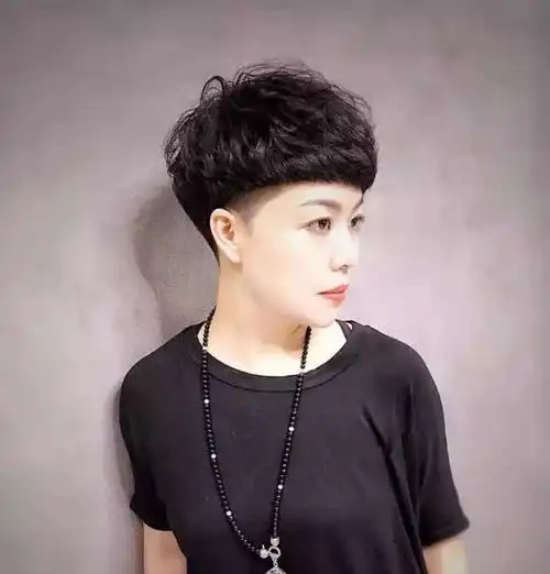 女人过了四十,留短发要记住这"3不要",不仅显脸大,还更显老