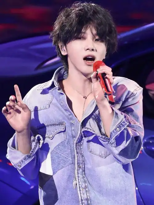 华晨宇换新发型搭配精致妆容秒变漫画脸