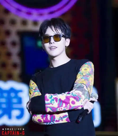 权志龙穿的花袖子的衣服是什么品牌的?