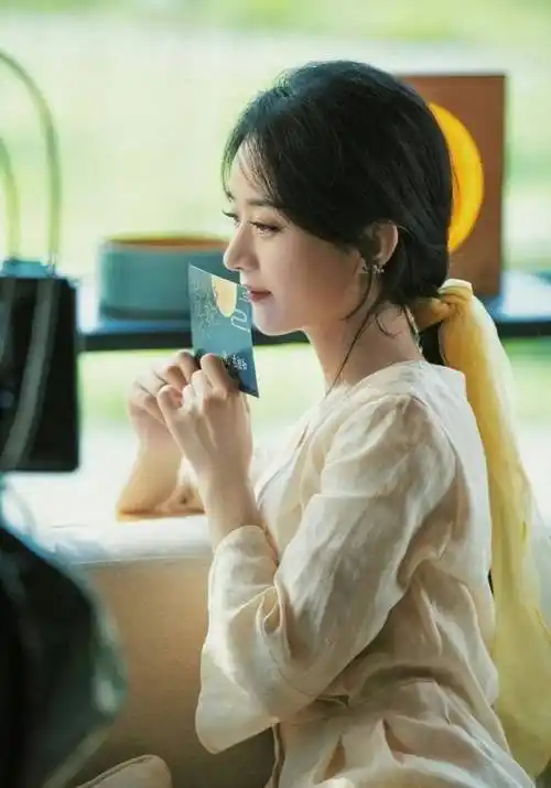 赵丽颖久违大秀一字马!