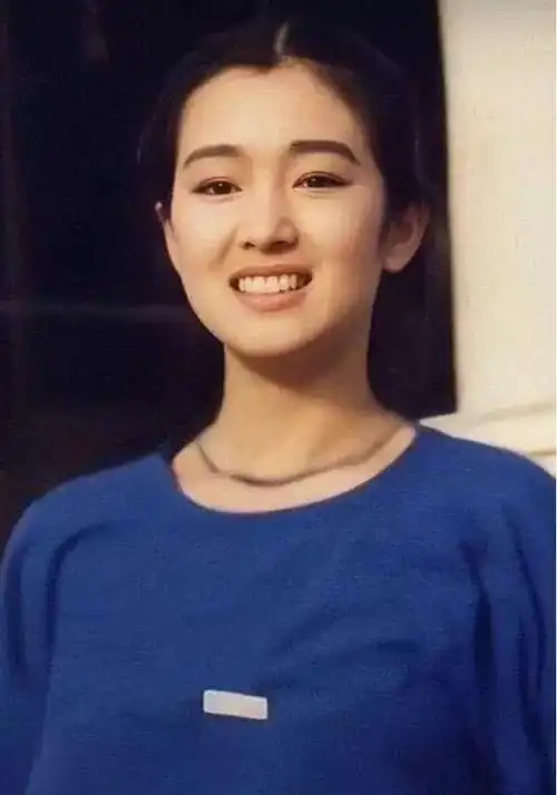 巩俐20岁年轻照片曝光,青涩绝美,难怪当年林青霞如此羡慕她