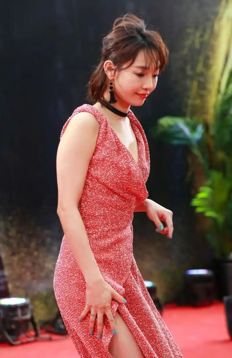 白百合,本来前途一片光明的"一指禅"事件,对她影响真的挺大的,至今