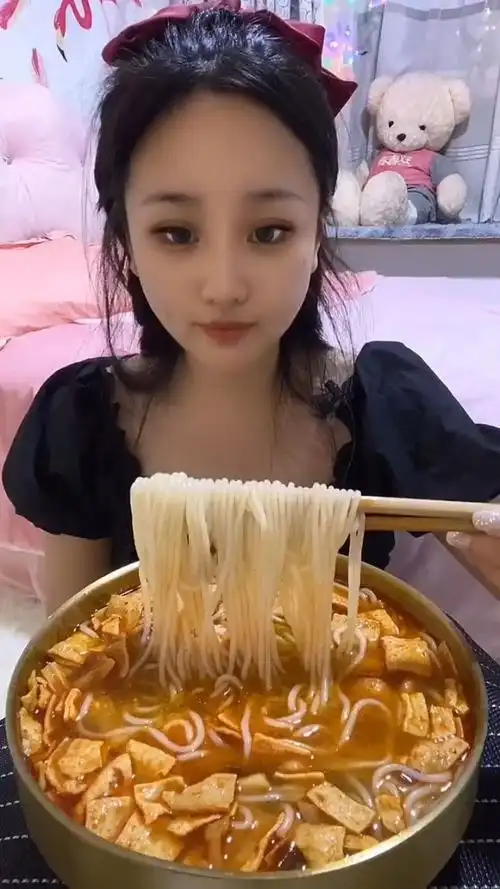 美女深夜放毒吃螺蛳粉,也是没谁了!