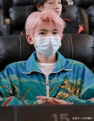 王源又换一头新发色,粉嫩显白又可爱,女生看了都忍不住染同款