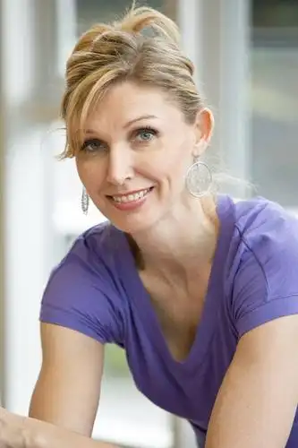 露齿笑,竖图,室内,特写,白天,正面,t恤衫,欧洲,欧洲人,仅一个女性,仅