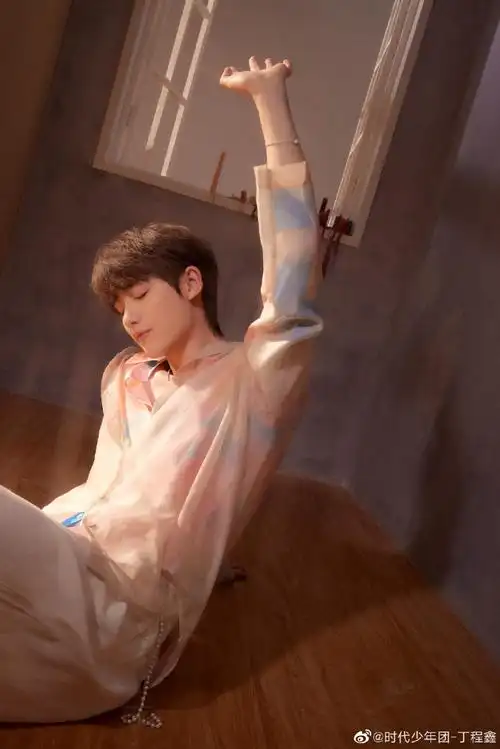 光影随拍#丁程鑫晒光影写真大片,扎染衬衫配白色运动裤少年感扑面而来