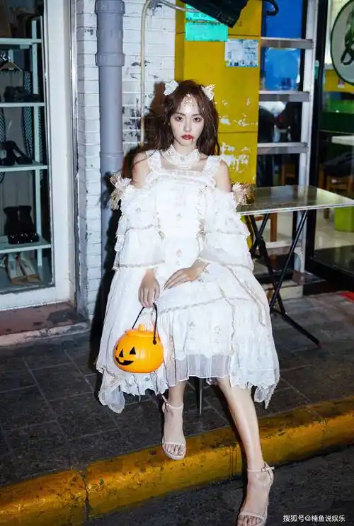 原创张嘉倪万圣节造型好漂亮手捧南瓜灯变身落泪天使仙女气质绝美