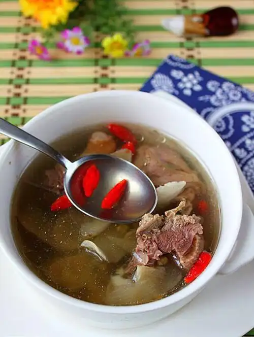 玉竹百合绿豆炖老鸭:老鸭,百合干,玉竹,绿豆,枸杞.