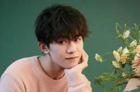 易烊千玺原名叫什么 易烊千玺时隔半年后出关