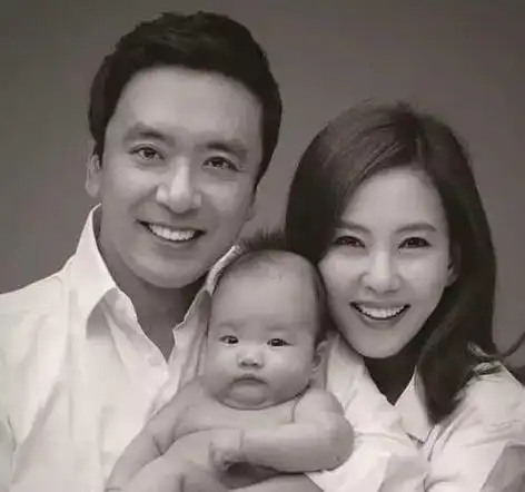 饱受争议的金喜善女儿长这样,在美女妈妈衬托下有点无力一家四口合照