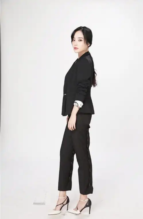 李小璐晒新剧西装定妆照大秀细腰美腿