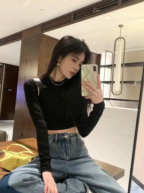 鞠婧祎露腰穿搭