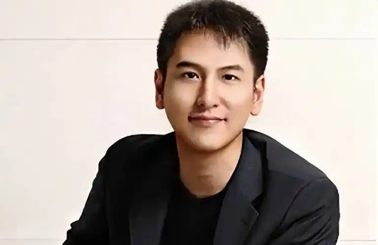 "汤臣少主"汤珈铖:,18岁做霸总身家百亿,39未婚成父母心病