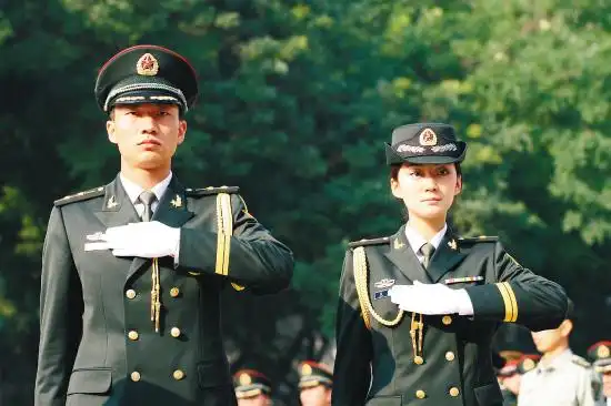 各驻地士兵换07式军装