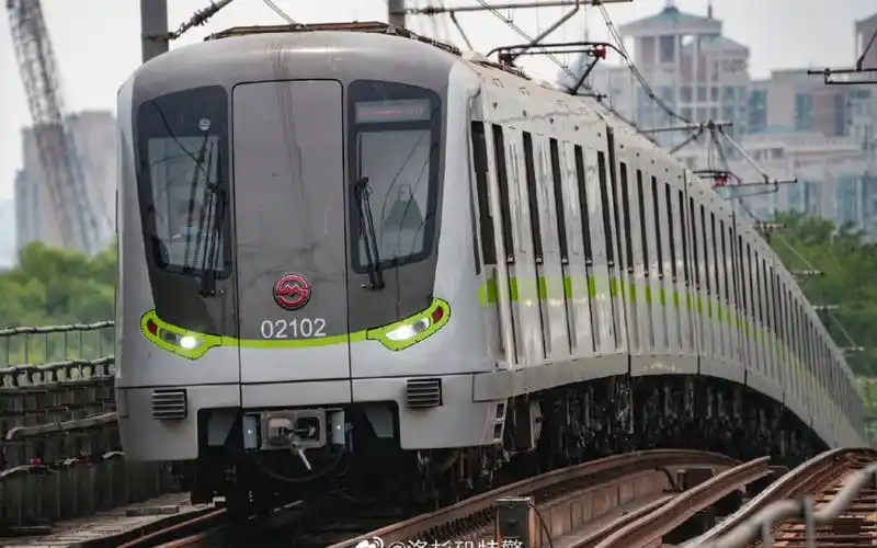 上海地铁2号线 绿灯侠(浦东国际机场方向)出龙阳路站