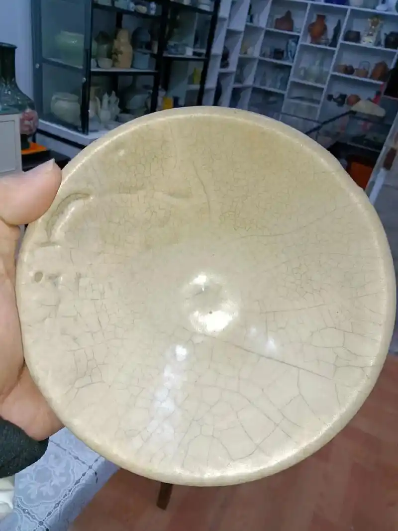 南宋哥窑斗笠盏.紫囗铁足!金丝铁线!底足破皮处可见紫红色紫金 - 抖音