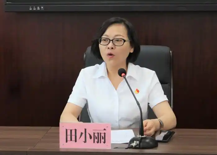 县教育局党委副书记王荣娟宣读2019-2020年度陕西省和富平县大学生