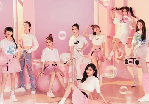 原创火箭少女拍摄粉色梦幻大片录制炙热的我们疑似分别前的最后合体