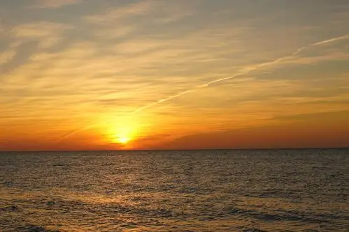 7点10分,太阳冉冉升起,大海被金色的光芒所覆盖.