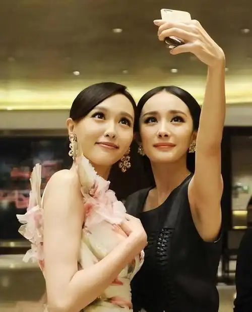 回顾娱乐圈的塑料姐妹:同台零交流,踩闺蜜上位,一个比一个戏精