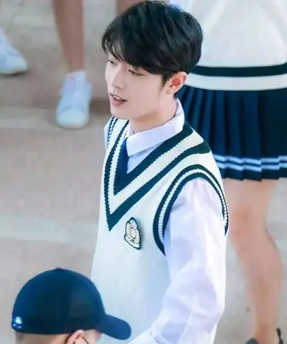 肖战少年感逆天了!连换校服学士服两套造型,28岁秒变18岁