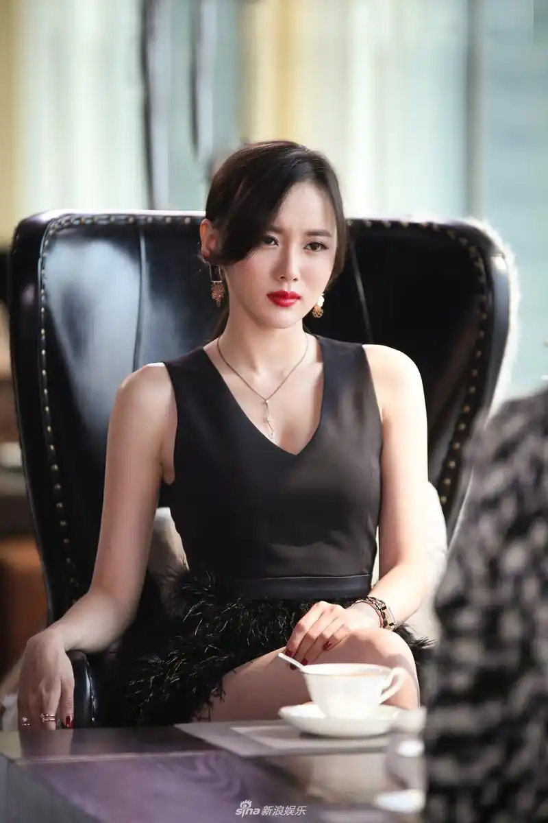 组图:《暖爱》曝光剧照 江铠同演绎双生姐妹花