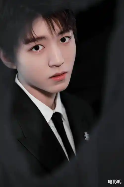网友晒王俊凯后台合照,形容他像掉进盘丝洞,原来从小就初见端倪_女生