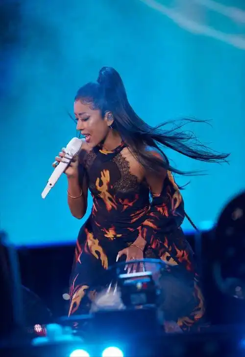 吉克隽逸音乐节惊艳全场!黑蝶绽放,彩色黑妆诠释极致美学!