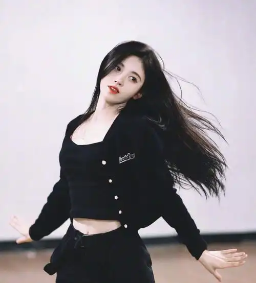 鞠婧祎穿黑色连衣短裙轻松显高10cm