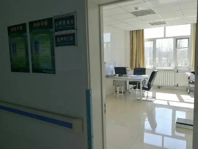 图为整洁宽敞的精神科门诊室.