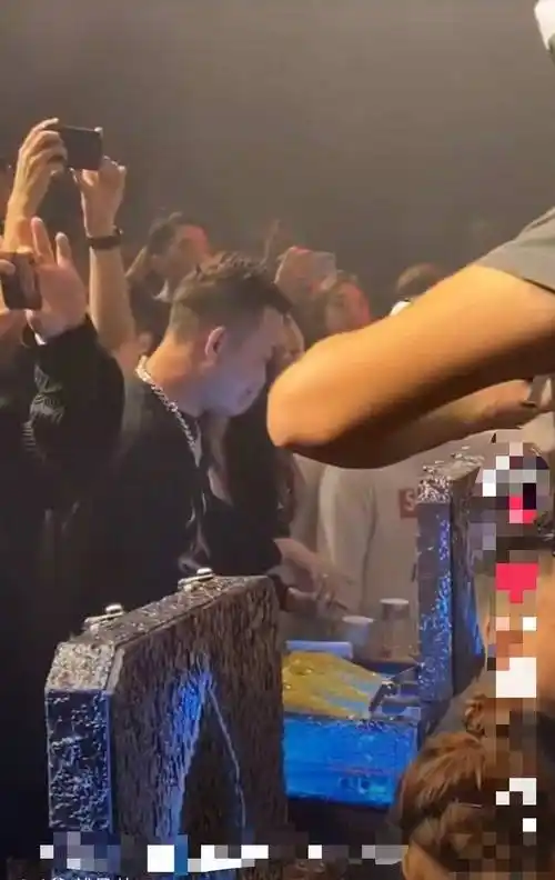 原创产后4个月去蹦迪gai带老婆现身酒吧王斯然全程摇头玩的超嗨