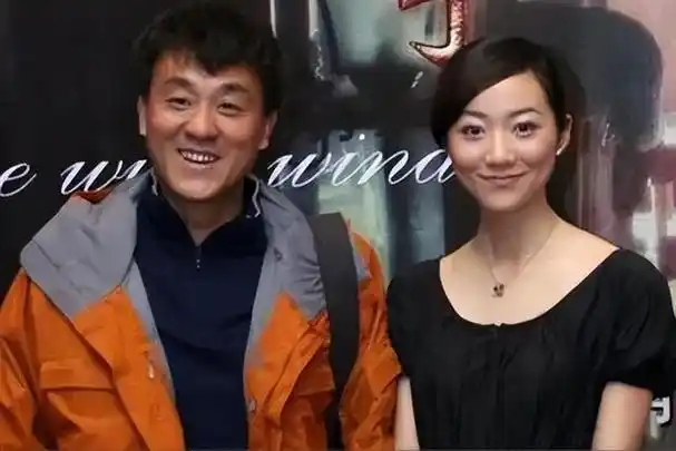 然而美好的时光并不会永远持续,李海洋毕业后便出国了,从那时起,两人