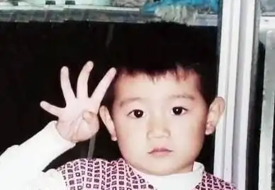 小娜比的童年照嘟嘟脸真是可爱得不要不要的,华晨宇笑容一直没变