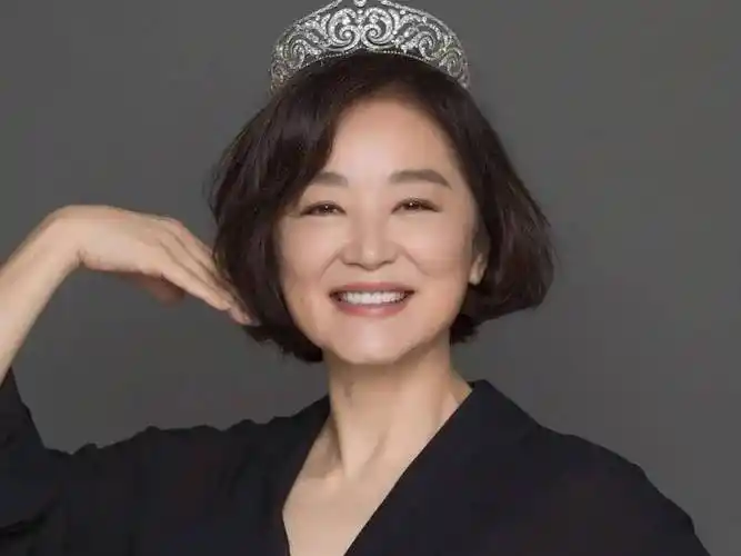 101岁杨振宁近况,神采奕奕发言两分钟,与林青霞同场领奖_活动_荧幕