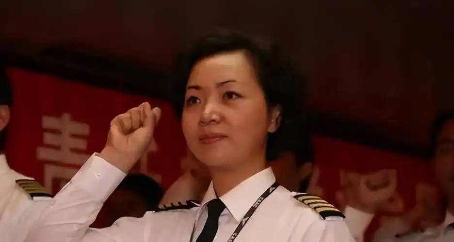 王牌女飞行员刘宇环退役后航空公司抢破头成最贵民航女机长