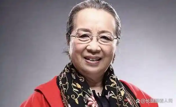 1997年,《还珠格格》开拍之际,扮演容嬷嬷的演员忽然生病,就在众人