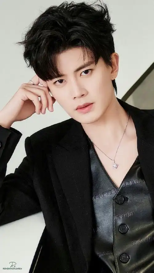 任嘉伦穿深v了#任嘉伦那些年露过的深v  好苏啊谁懂 眼睛有福了