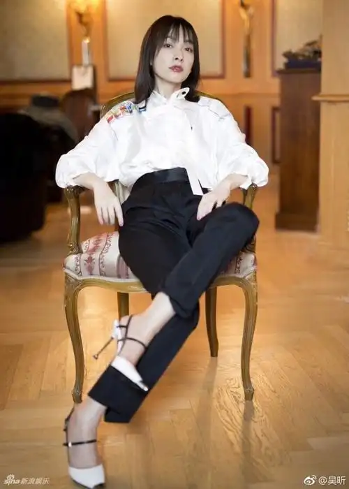 吴昕时装周收官穿镂空裙大秀美背小蛮腰