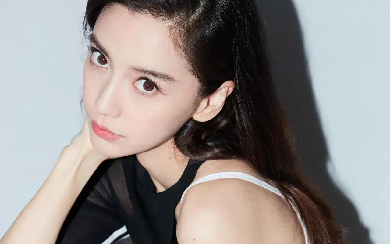 angelababy简约率性写真,黑与白的相遇,简约率性