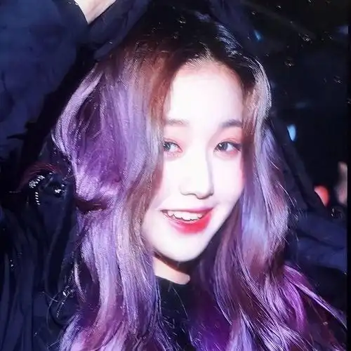 求女爱豆紫发照片